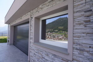 Particolare facciata edificio esterno con rivestimento Scaglia Carsica Grigio Pietra Rigenerata